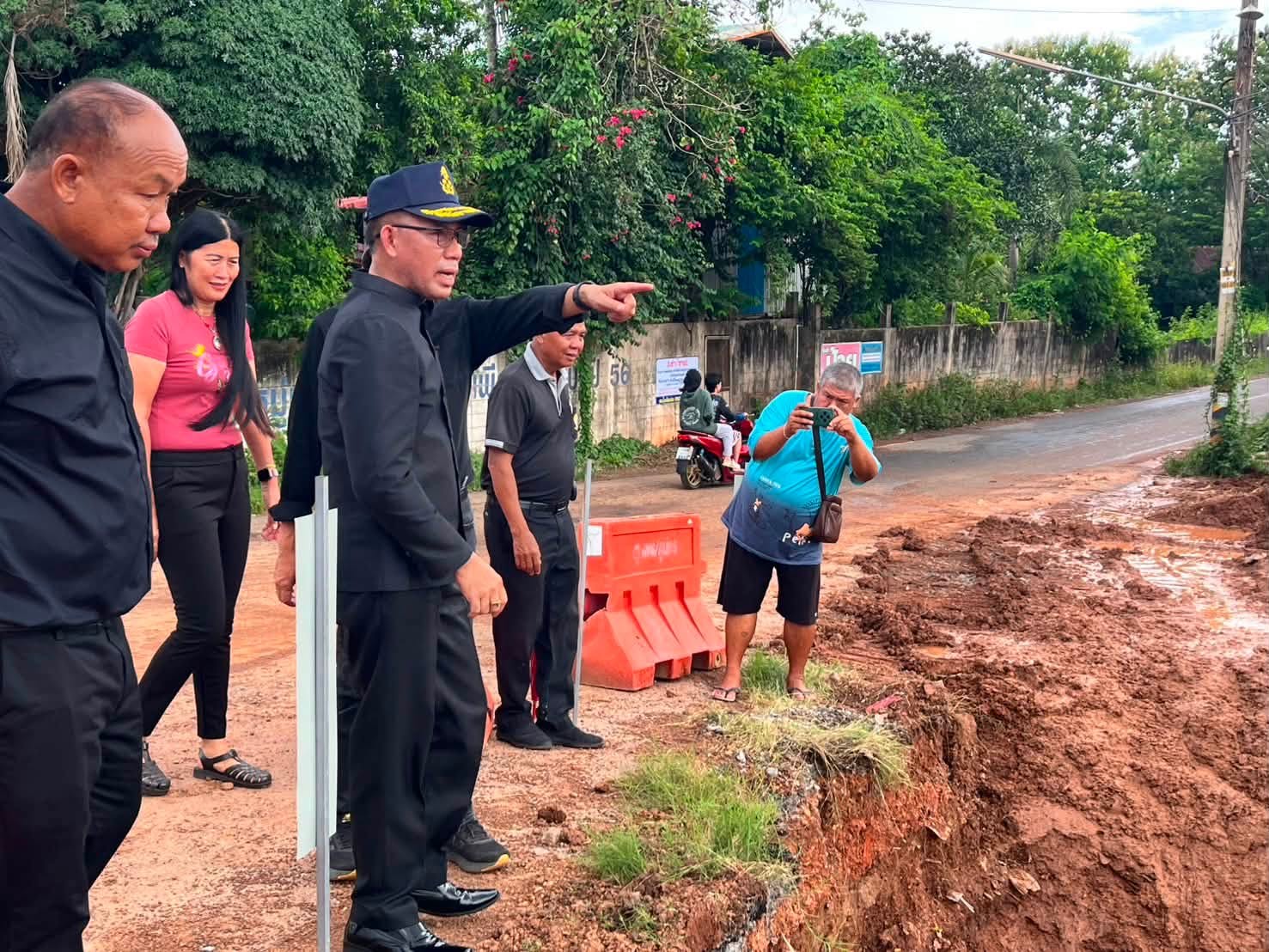 รองผู้ว่าฯ ปราจีนบุรี ลงพื้นที่ติดตามแก้ไขปัญหาท่อส่งน้ำภาคอุตสาหกรรมแตก เร่งตรวจคุณภาพน้ำและฟื้นฟูแหล่งน้ำชุมชน